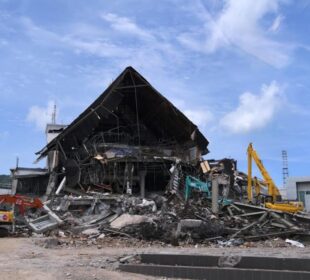 Kantor Gubernur Sulawesi Barat yang hancur akibat Gempa Bumi (Foto Lukas - Biro Pers Sekpres)