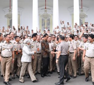 Presiden Joko Widodo dengan ASN Kementerian ATR/BPN saat Pembukaan Rapat Kerja Nasional ATR/BPN Tahun 2019 (Foto Biro Setpers Presiden)