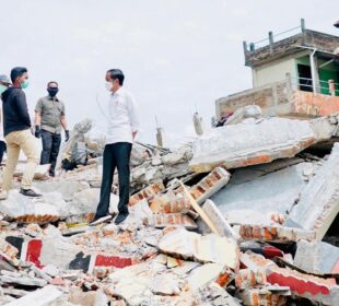 Presiden Joko Widodo sedang berdiskusi dengan Moh. Taufik pemilik rumah yang hancur akibat Bencana Gempa di Sulawesi Barat (Foto Lukas - Biro Pers Setpres)