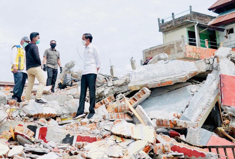 Presiden Joko Widodo sedang berdiskusi dengan Moh. Taufik pemilik rumah yang hancur akibat Bencana Gempa di Sulawesi Barat (Foto Lukas - Biro Pers Setpres)