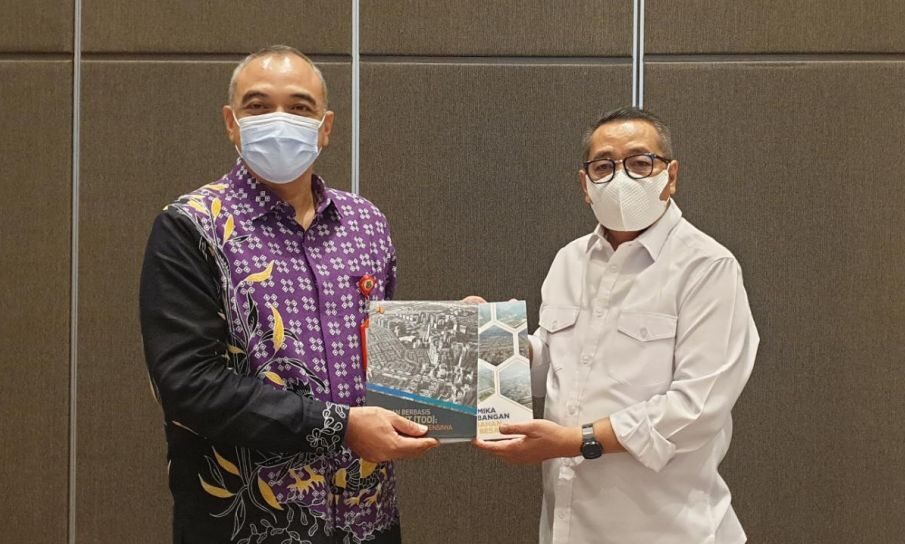 Bupati Tangerang Ahmed Zaki Iskadar dan Dirjen Perumahan PUPR Khalawi Abdul Hamid (Foto: Dok PUPR)