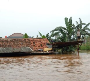 Banjir sebagai dampak perubahan iklim (Foto: Adang Sumarna)