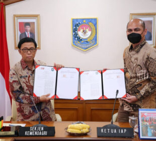 Sekjen Kemendagri Muhammad Hudori (kiri) dengan Ketua Umum IAP Hendricus Andy Simarmata (kanan) saat pendantanganan Nota Kesepahaman (Foto: Dok Kemendagri)