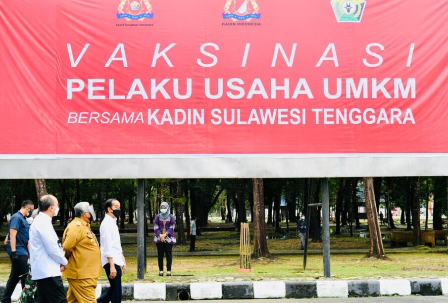 Presiden Joko Widodo saat meninjau Vaksinasi Pelaku Usaha UMKM di Sulawesi Tenggara (Foto: Laily Rachev - Biro Pers Sekretariat Presiden)