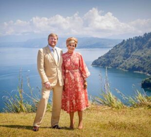 Raja Willem Alexander dan Ratu Maxima berpose dengan latar belakang Danau Toba dan pulau Samosir di kejauhan