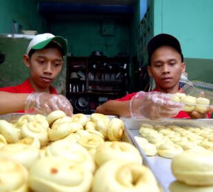 Ilustrasi Pekerja Peserta BPJS Ketenagakerjaan (Foto: Adang Sumarna)