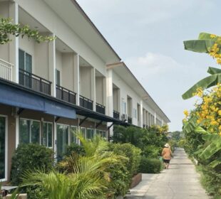Rumah yang dibangun melalui program Baan Mankong di distrik Sai Mai, Kota Bangkok (Foto: Rina Chandran, Thomson Reuters Foundation)