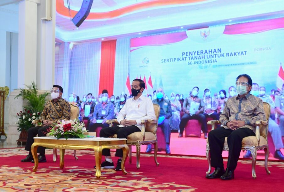 Menteri ATR BPN (kanan) bersama Presiden (tengah) saat menyerahkan satu juta sertipikat bidang tanah di seluruh Indonesia (Foto: Lukas)