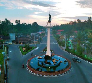 Tugu Bundaran Simpang Tigo di Lubuk Basung Kabupaten Agam (Foto: Istimewa)