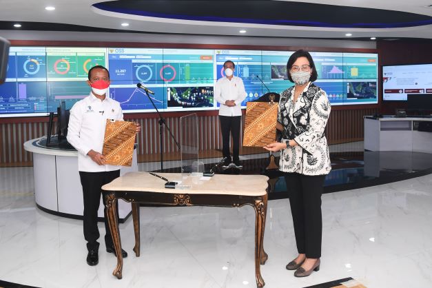 Presiden Joko Widodo bersama Menteri Investasi/Kepala BKPM Bahlil Lahadalia dan Menteri Keuangan Sri Mulyani Indrawati meresmikan peluncuran Online Single Submission (OSS) berbasis risiko dalam perizinan berusaha, pada Senin, 9 Agustus 2021 (Foto: Lukas)