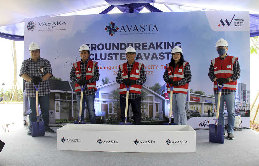 Peletakan batu pertama atau groundbreaking sebagai penanda dimulainya pembangunan Cluster Avasta yang merupakan tahapan pertama dari pengembangan Kota Mandiri bertajuk Vasaka City (Foto: Dok Waskita Modern Realti)