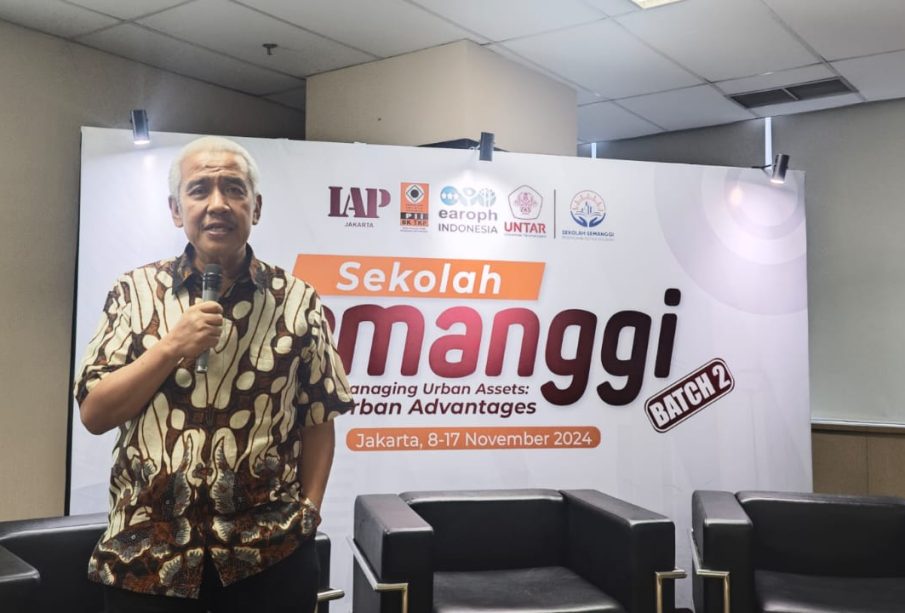 Ketua BKTKP PII Soelaeman Soemawinata pada Sekolah Semanggi