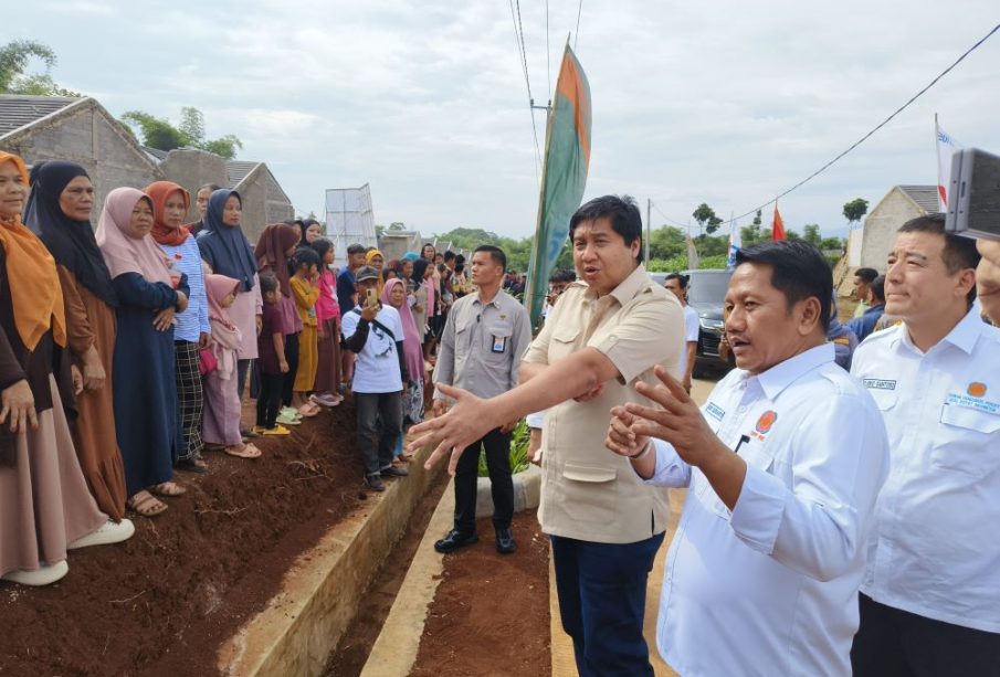 Menteri PKP Maruarar Sirait didampingi Ketua Umum REI berinteraksi dengan masyarakat