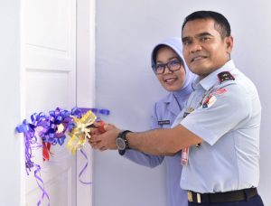 Danlanud Roesmin Nurjadin serahkan bantuan rumah gratis