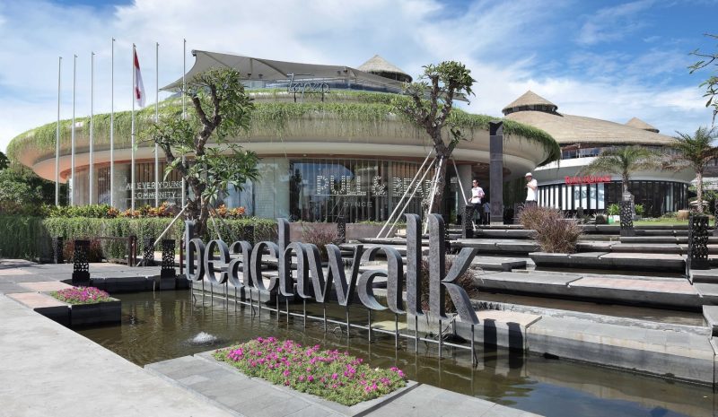 beachwalk Shopping Center Bali menampilkan konsep unik seakan sebuah oase di pusat kota.