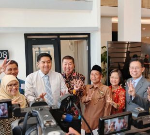 Menteri Perumahan dan Kawasan Permukiman (PKP) Maruarar Sirait meninjau desain dan tipe rumah subsidi baru.