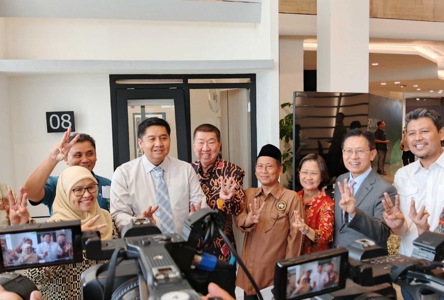 Menteri Perumahan dan Kawasan Permukiman (PKP) Maruarar Sirait meninjau desain dan tipe rumah subsidi baru.